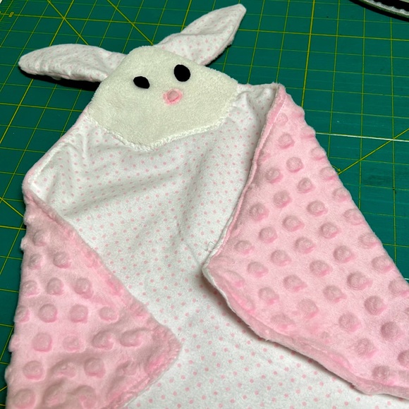 Baby Cuddle Rabbit Blankie. - Picture 4 of 5